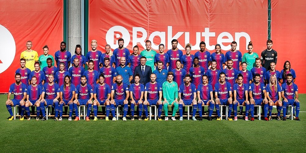 El Barcelona masculino y femenino posaron juntos en la foto de equipo. Twitter/FCBarcelona