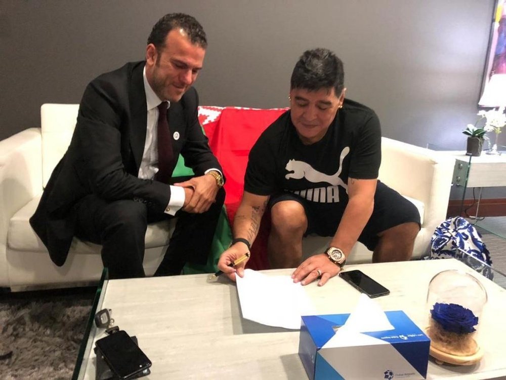 Maradona no dudó un momento para firmar por el Dinamo Brest. Twitter/dynamobrest