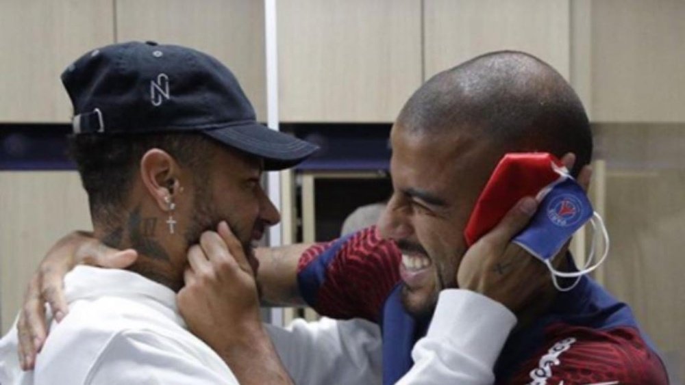 La alegría de Neymar al reencontrarse con Rafinha. Instragram/NeymarJR