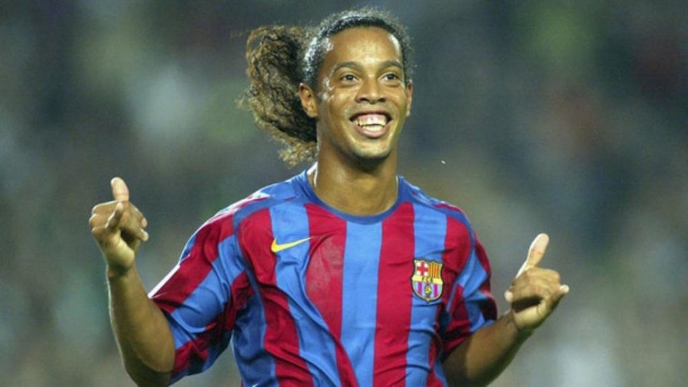 El hijo de Ronaldinho está a prueba en el Barcelona. AFP
