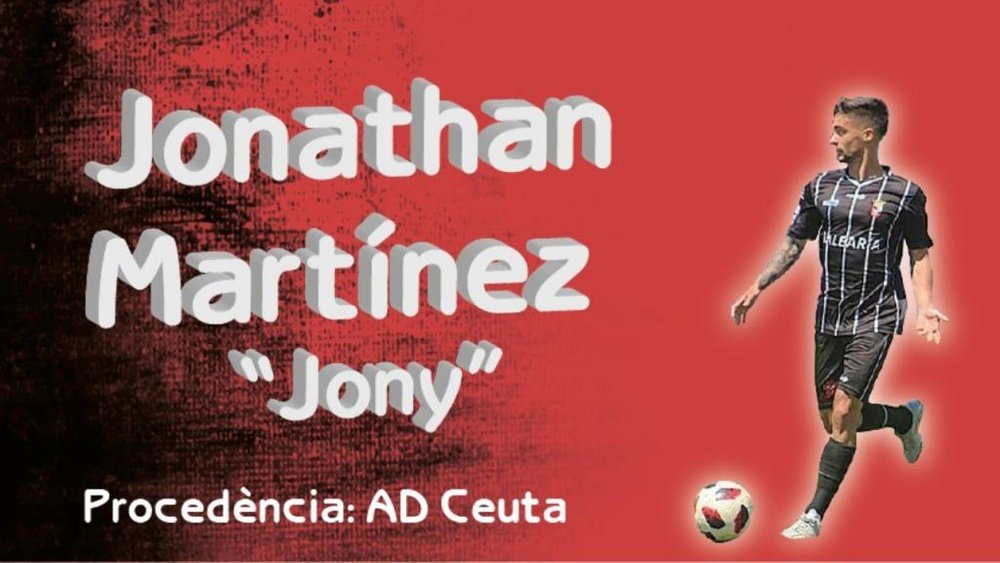 Jony firma por el Olímpic de Xàtiva. Twitter/CD_Olimpic