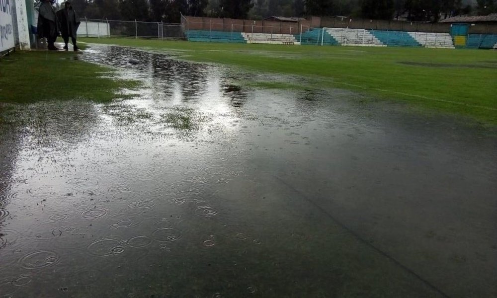 Una lluvia torrencial obligó a suspender el duelo de César Vallejo. Twitter/EdwardAlva08