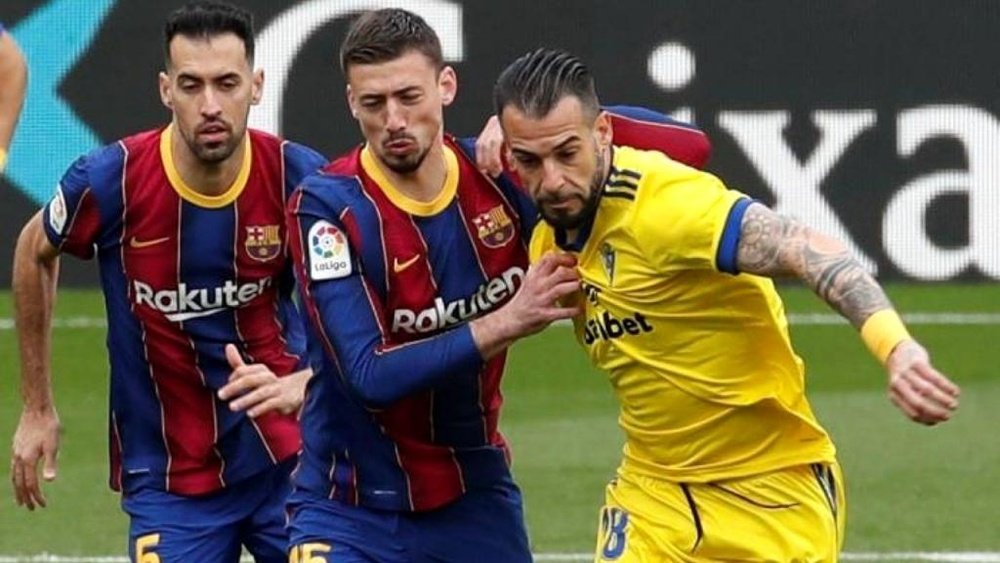 Clement Lenglet (C) cost his team two points v Cadiz. EFE