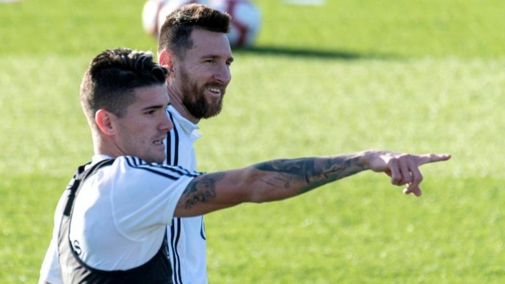 Rodrigo de Paul suele coincidir con Messi en la 'Albiceleste'. EFE