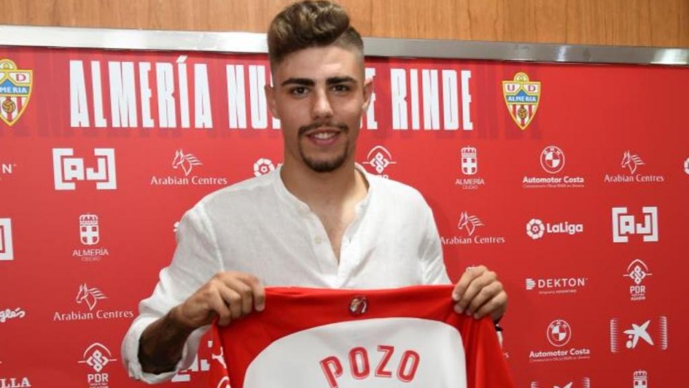 Pozo fue presentado como jugador del Almería. EFE