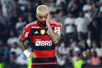 Según ha informado 'Globo Esporte', el delantero de Flamengo Gabigol ha sido suspendido 2 años por un intento de fraude en un control antidopaje. La sanción entró en vigor el 8 de abril de 2023, momento en el que se le hizo la prueba, y concluirá el 8 de abril de 2025. Se espera que el jugador presente una apelación.