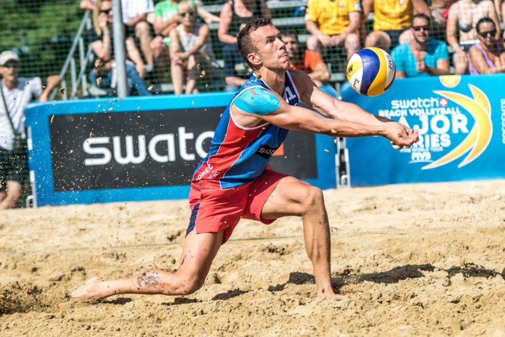 Fotografía de Ivan Perisic, en un torneo de Voley Playa. Twitter/RedBullContentPool