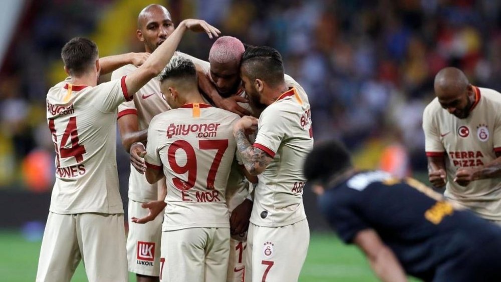 Los jugadores celebraron la victoria con mucha alegría. Twitter/GalatasaraySK