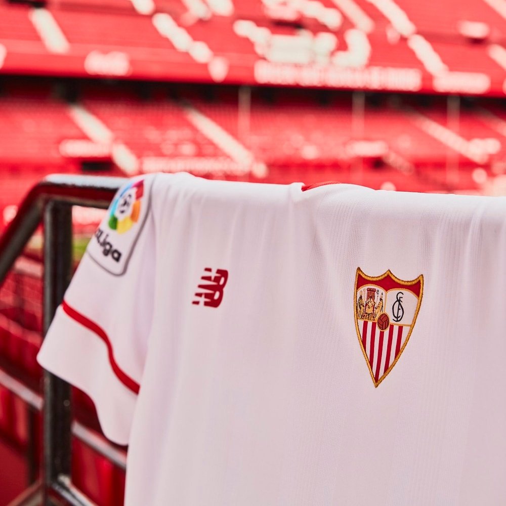 Las camisetas del Sevilla vuelven a los clásicos esta temporada. Twitter/NBFootball