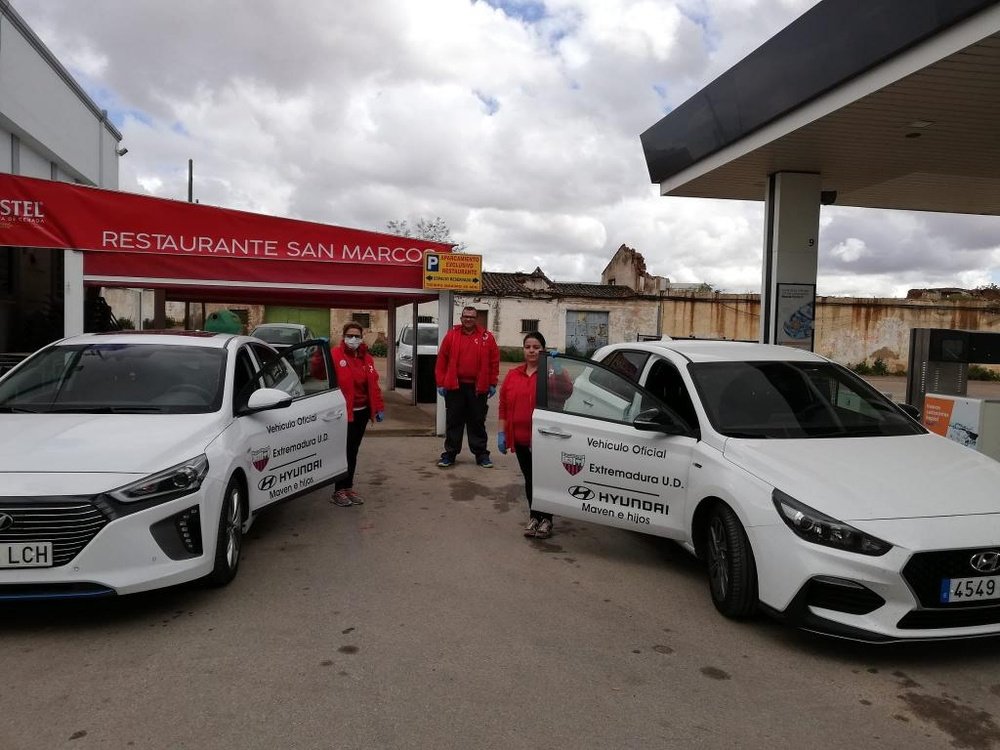 El Extremadura cedió coches para las ONGs. Twitter/EXT_UD