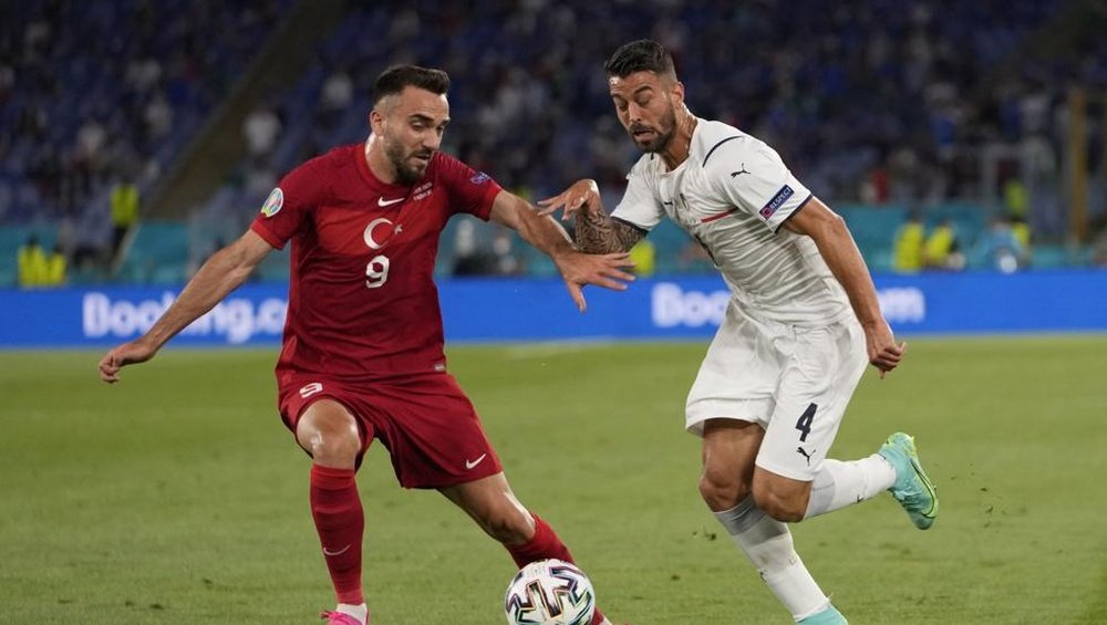 Spinazzola (R) was trending topic after Emerson's error in 0-1 goal. EFE