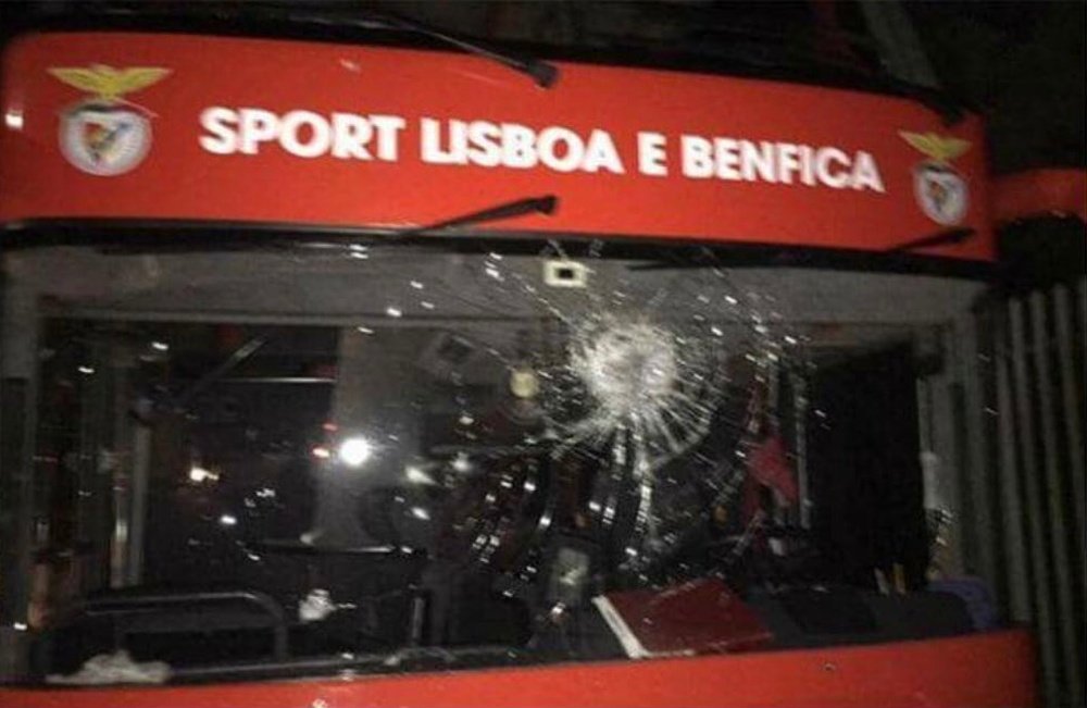 L'autobus de Benfica a de nouveau reçu des pierres. Twitter/miguelcampina