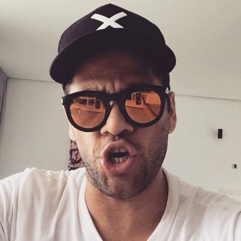 Alves, unas gafas de espejo, una canción un tanto extraña y un cuadro algo perturbador. Instagram