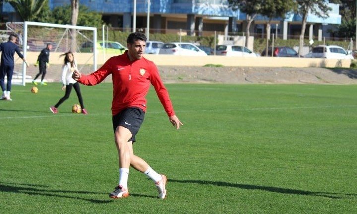 Fran Vélez rescinde con el Almería