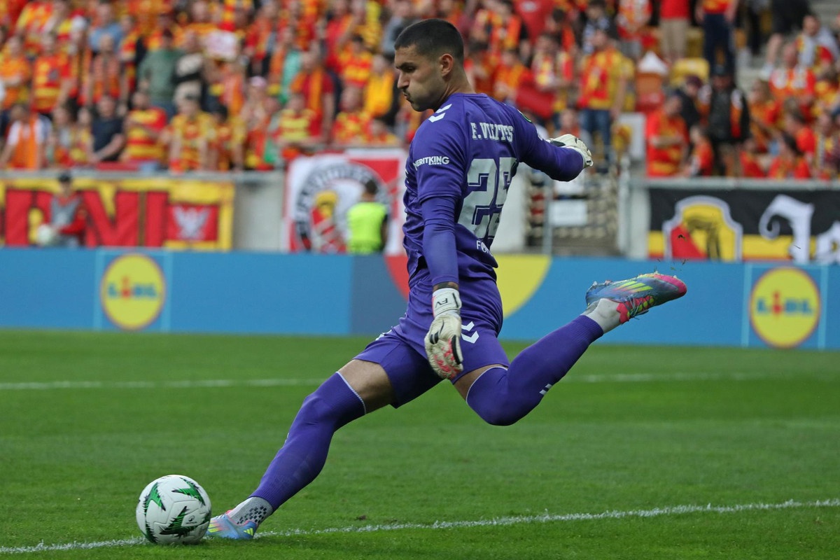 fran-vieites-despeja-el-balon-en-el-jagi