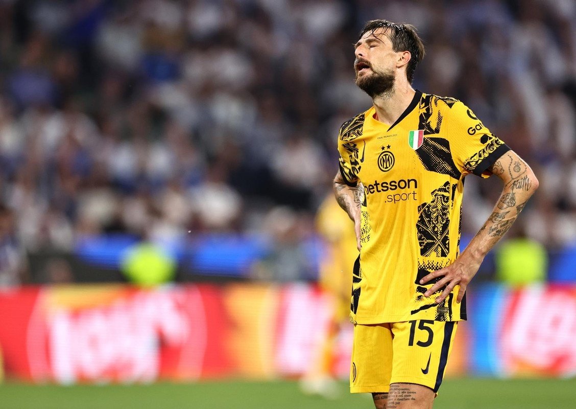 Francesco Acerbi estalló contra un aficionado del PSG. EFE