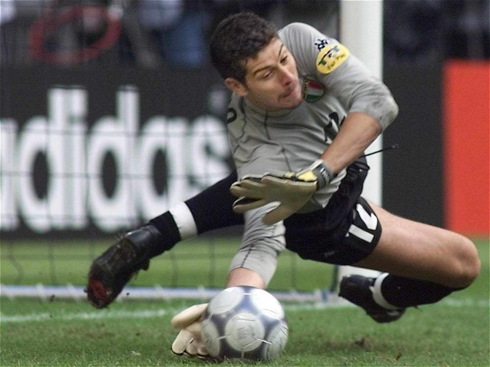 Francesco Toldo detiene un penalti en el Holanda-Italia de la Eurocopa del año 2000. AFP