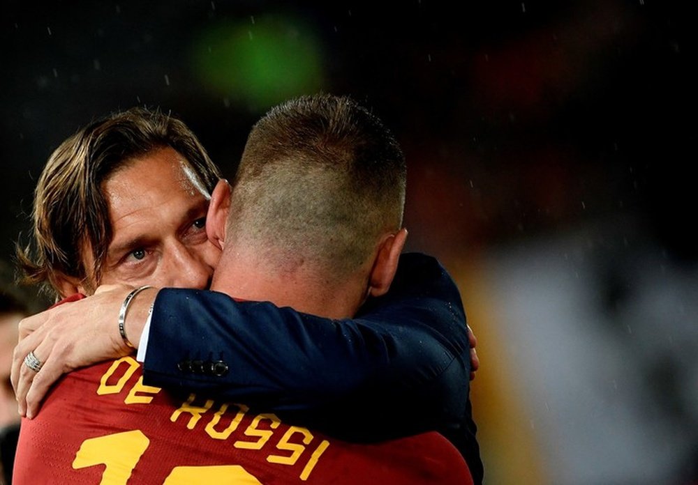 Totti Totti corregge il tiro su Dybala. AFP