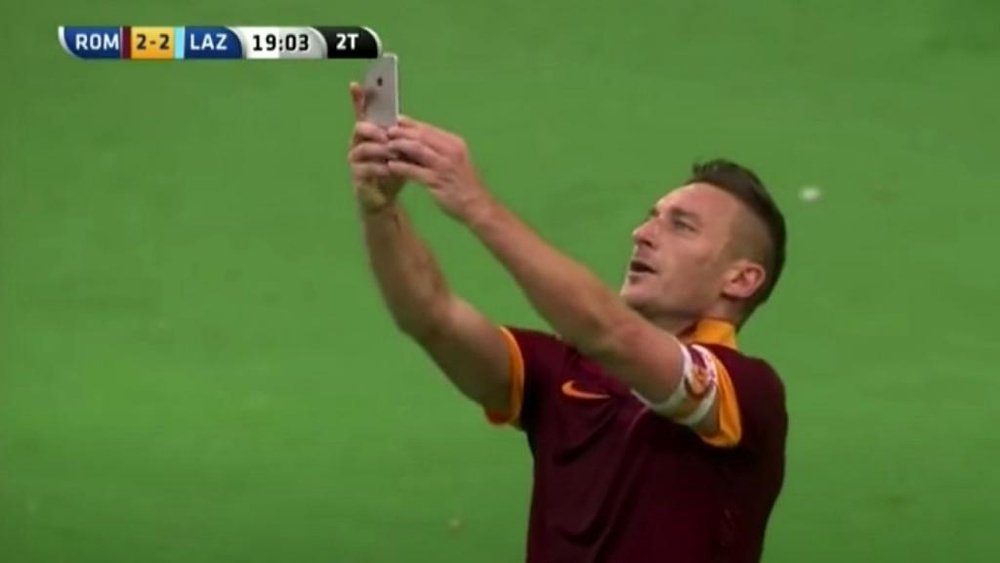 La mítica celebración de Totti. Captura/SkySportHD