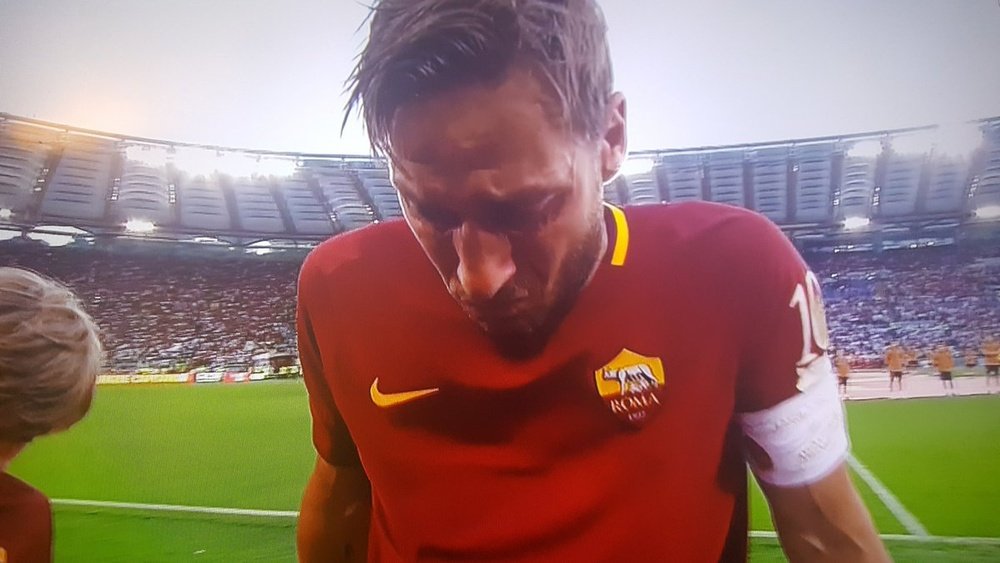 Francesco Totti crying tears after his last match for AS Rome. Twitter