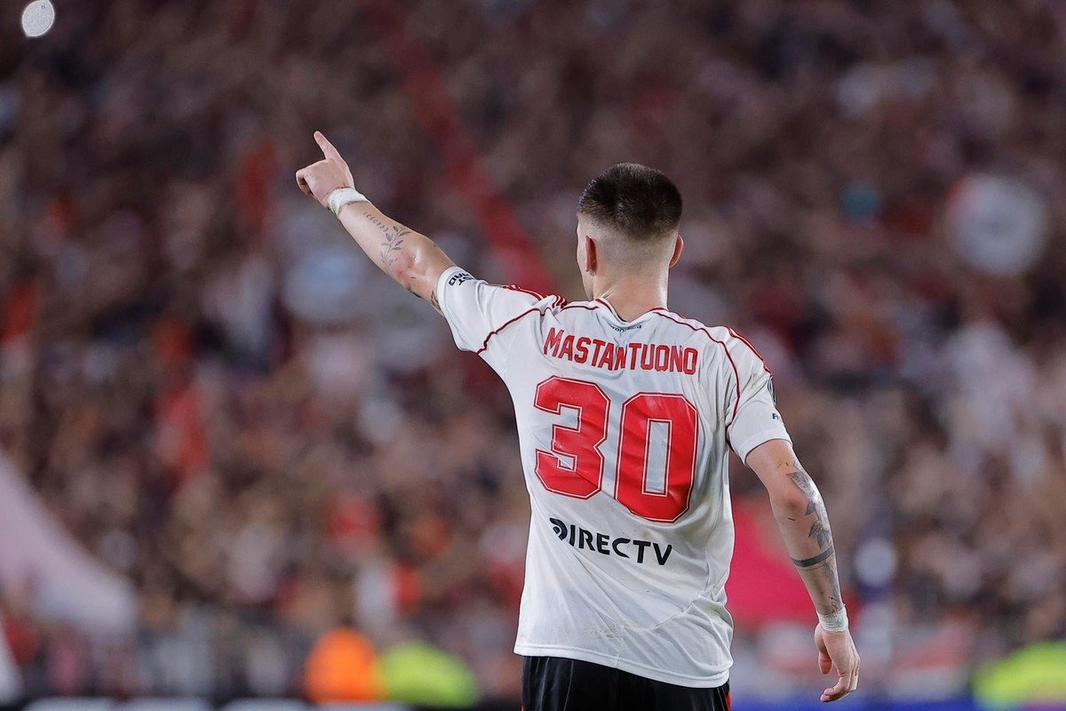 Mastantuono se despide de River. EFE/Juan Ignacio Roncoroni