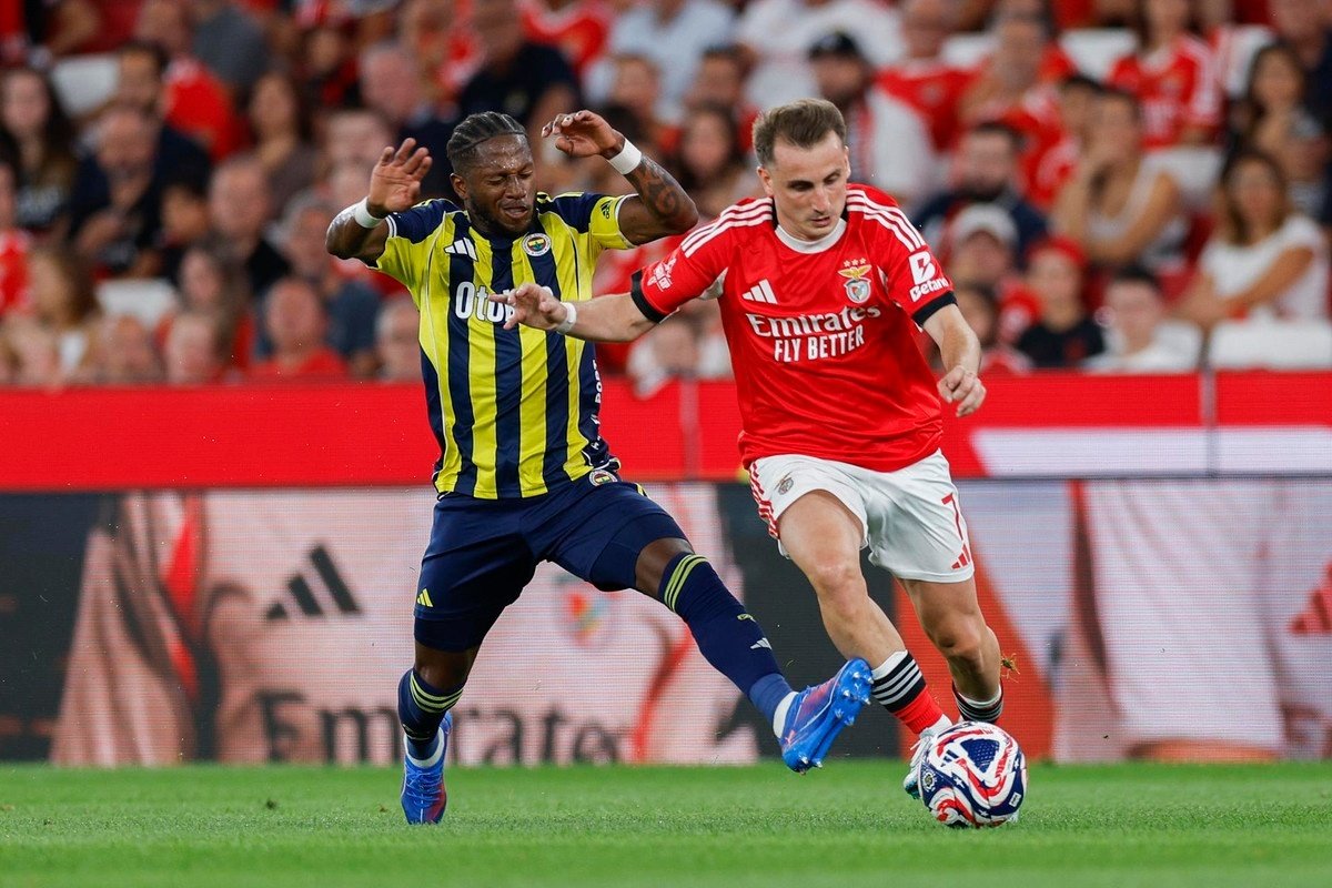 Aktürkoğlu, tra vincere con la sua squadra e perdere contro la sua prossima destinazione. EFE/Antonio Pedro Santos