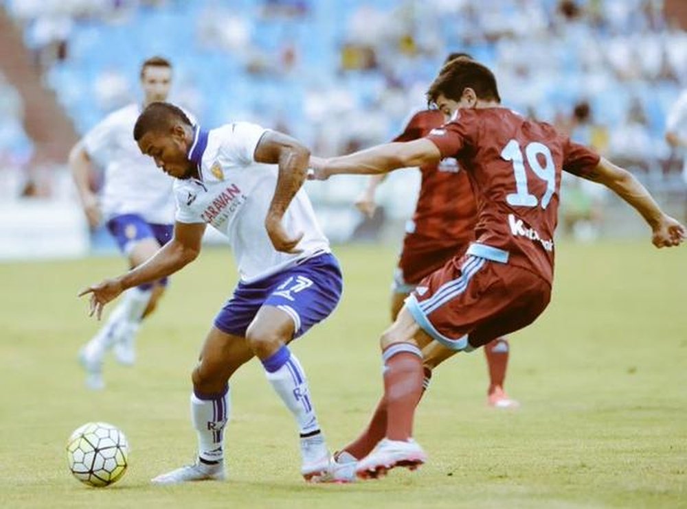 'Freddy' Hinestroza, disputando un balón en un amistoso de pretemporada entre Zaragoza y Real Sociedad. Twitter