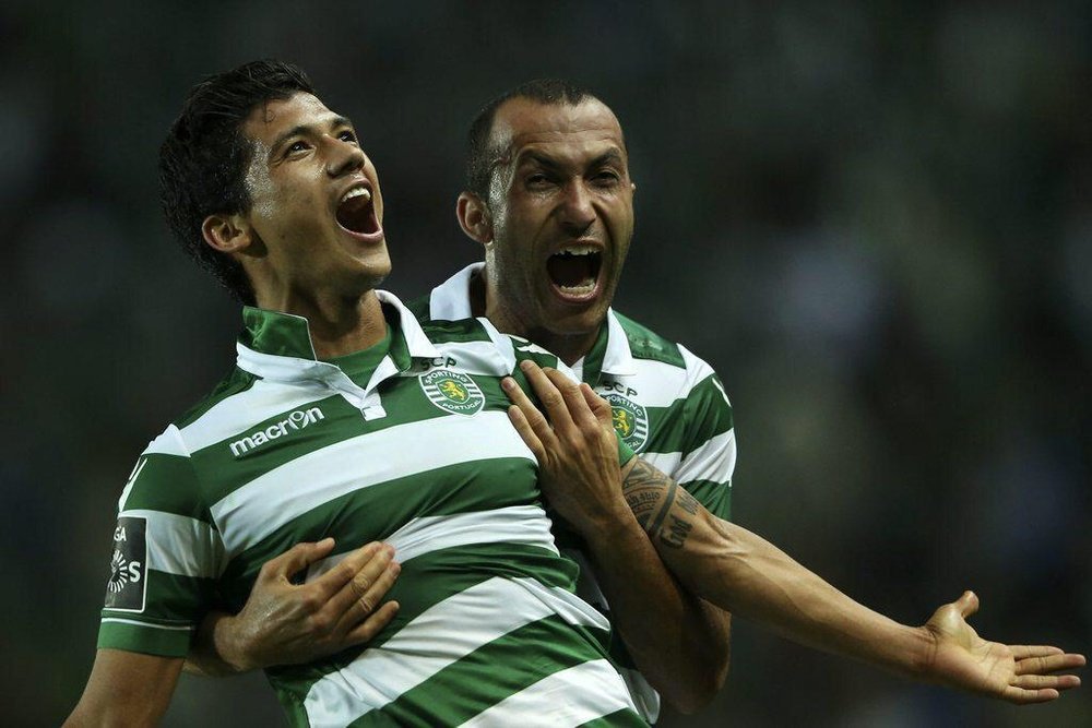 Fredy Montero (i) celebra con  Jefferson el gol de la victoria del Sporting de Lisboa ante el Nacional de Madeira. Twitter