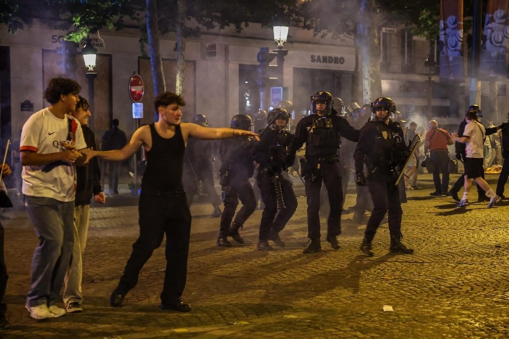 El caos se adueñó de las calles de Francia tras el triunfo del PSG. EFE