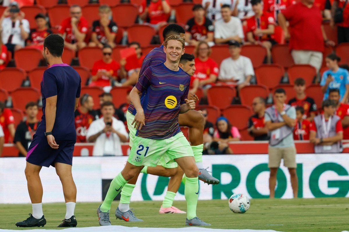 Frenkie de Jong faces spell out after muscle issue. EFE