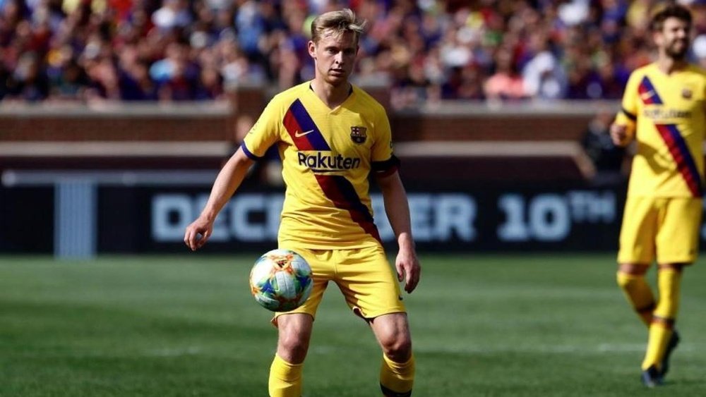 Overmars praised De Jong's performance and asked for patience. Twitter/Barcelona_ES