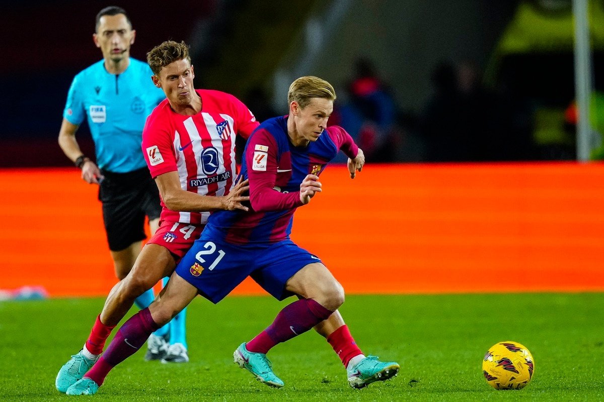Frenkie de Jong is happy with his current situation at Barcelona. EFE