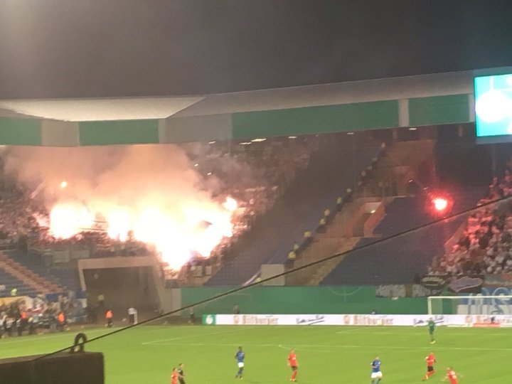Pirotecnia y fuego en las gradas durante el Hansa Rostock-Hertha