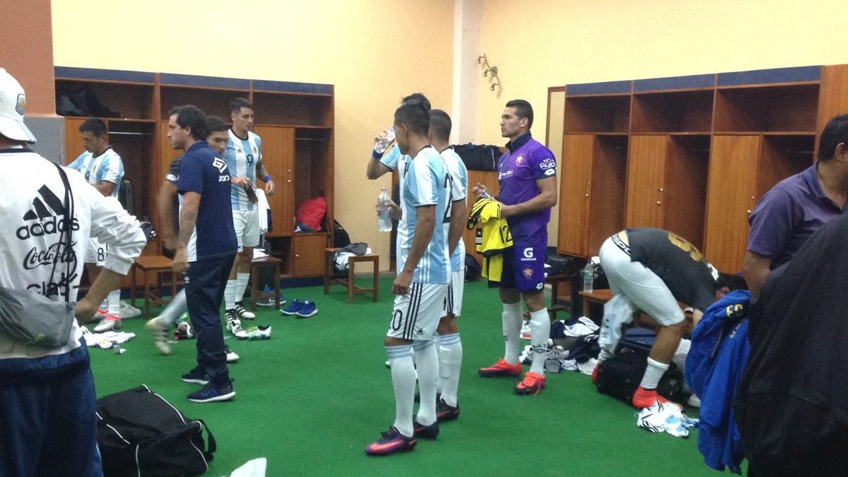 Tucumán comenzó el partido vistiendo el uniforme de la Selección Argentina Sub 20. SectaSports