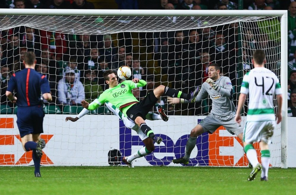 Futbolistas de Celtic y Ajax pelean por un balón dividido en el área de los primeros en un partido de la Europa League. Twitter