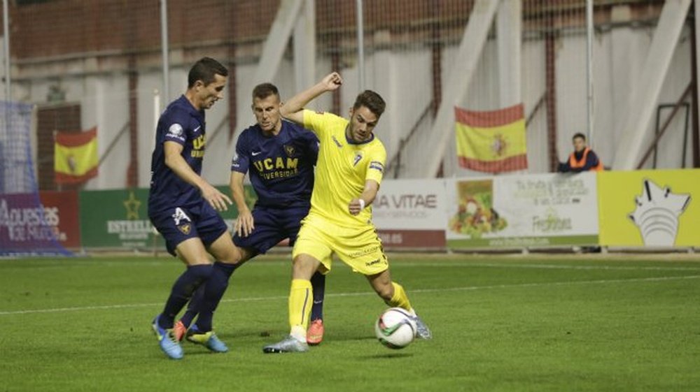 Futbolistas del Cádiz y el UCAM Murcia pelean por un balón dividido. Twitter
