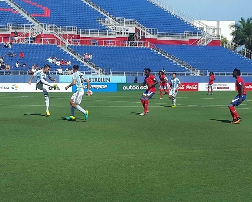 Futbolistas sub 23 de Argentina y Haití disputan un balón en el encuentro amistoso que enfrentó a ambas selecciones. AFA