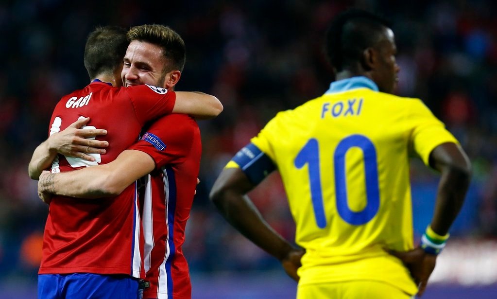 Gabi abraza a Saúl tras anotar el primer gol del Atlético ante el Astana. Twitter