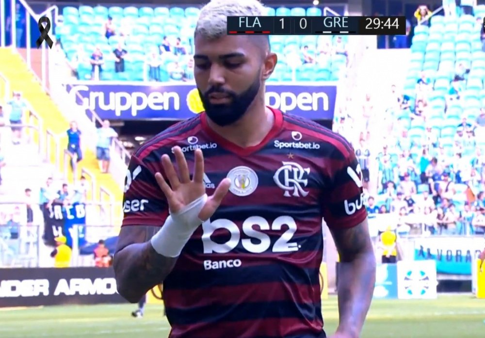 Gabigol é expulso e provoca a torcida gremista. Captura/Premiere