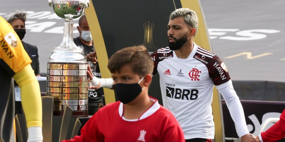 Gabigol volvió a tentar a la suerte: tocó el trofeo, pero no lo ganó. EFE