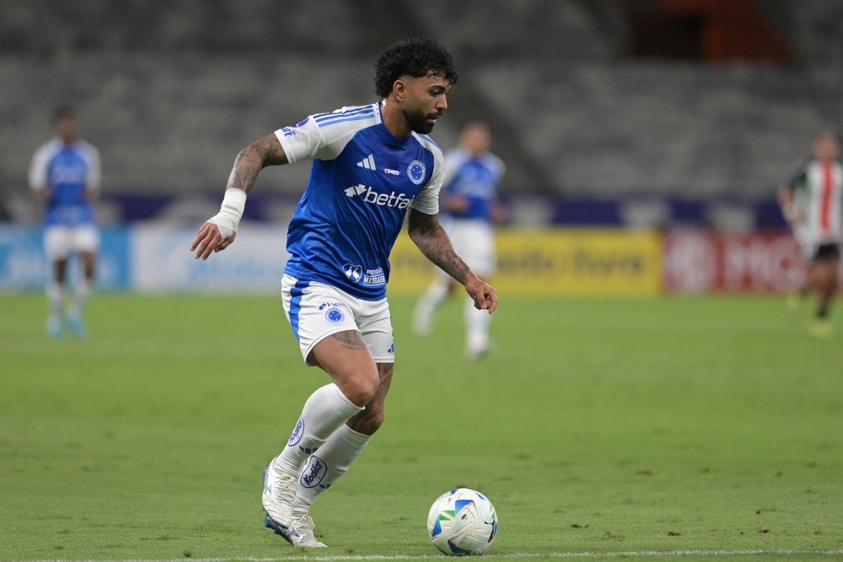 O Cruzeiro, que precisava vencer para assumir a liderança do Campeonato Brasileiro antes da pausa para o Mundial de Clubes, ficou apenas no empate, sem gols, nesta quarta-feira, fora de casa, contra o Vitória, pela 12ª rodada. Com isso, o time mineiro permaneceu na segunda colocação.