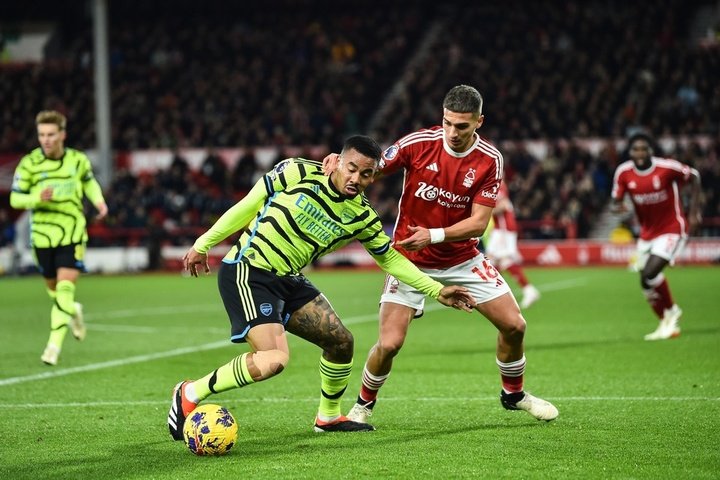 Arsenal see off Nottingham Forest to move second