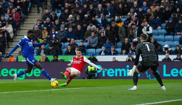 Arsenal put pressure on Man City with narrow win at Leicester