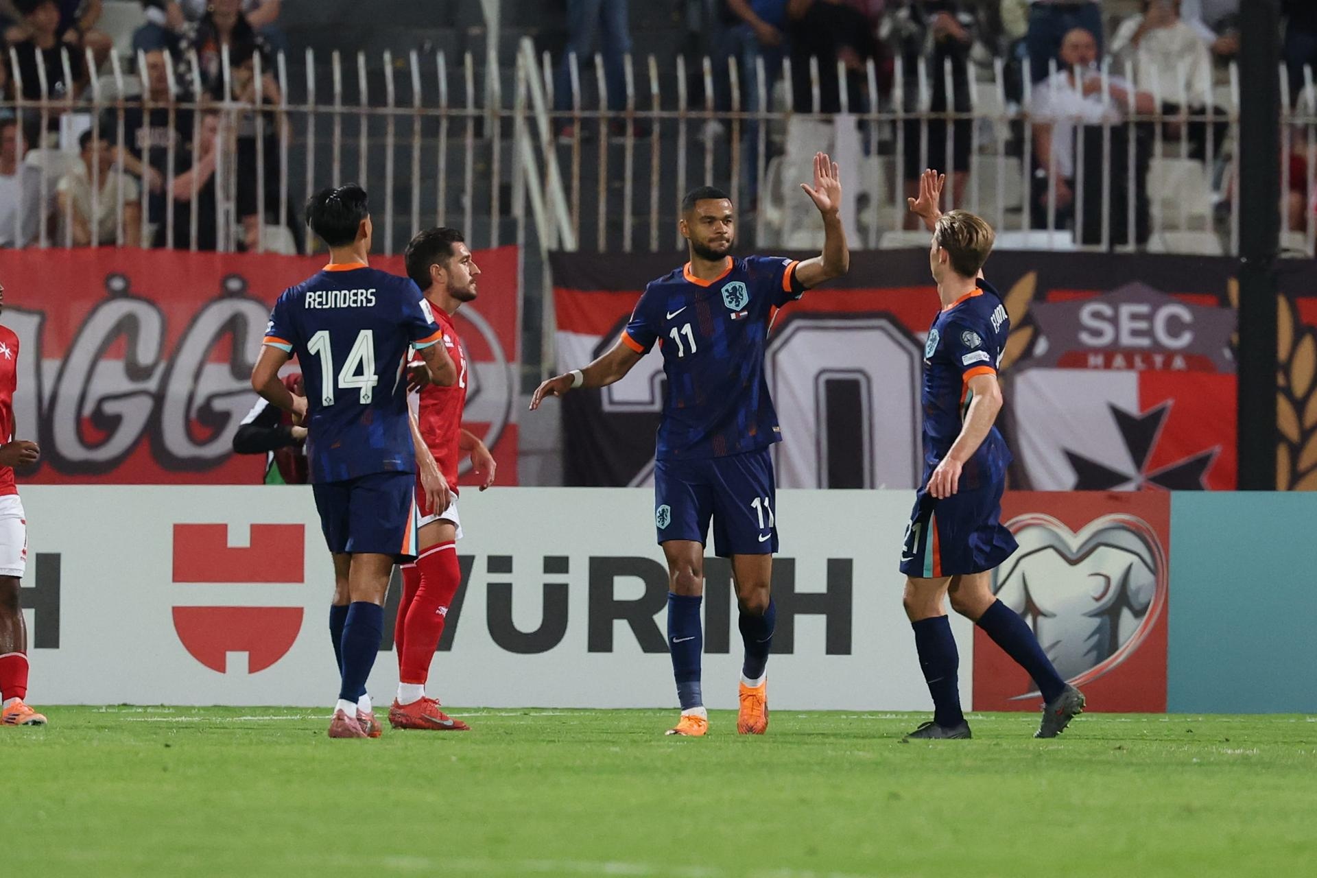 Países Bajos consiguió una victoria incontestable tras ganar a Malta por un contundente 0-4. Un doblete de Gakpo, de penalti, y dos goles más de Reijnders y Memphis, respectivamente, mantuvieron el invicto de la 'Oranje'.