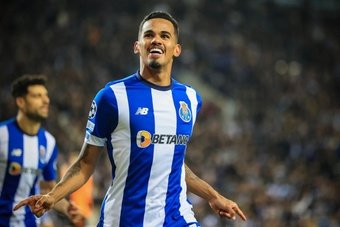 Em um duelo de oito gols, Porto e Shakhtar Donetsk agitaram a última rodada da fase de grupos da Champions. Melhor para o Porto, que se garantiu nas oitavas de final da competição.