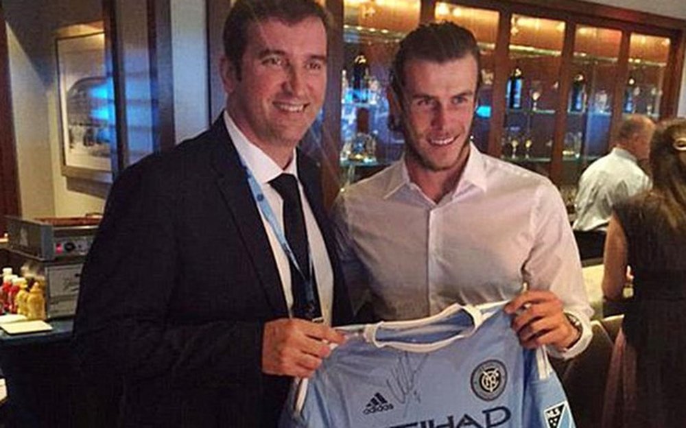 Gareth Bale posa con Ferrán Soriano y la camiseta del New York City. Twitter