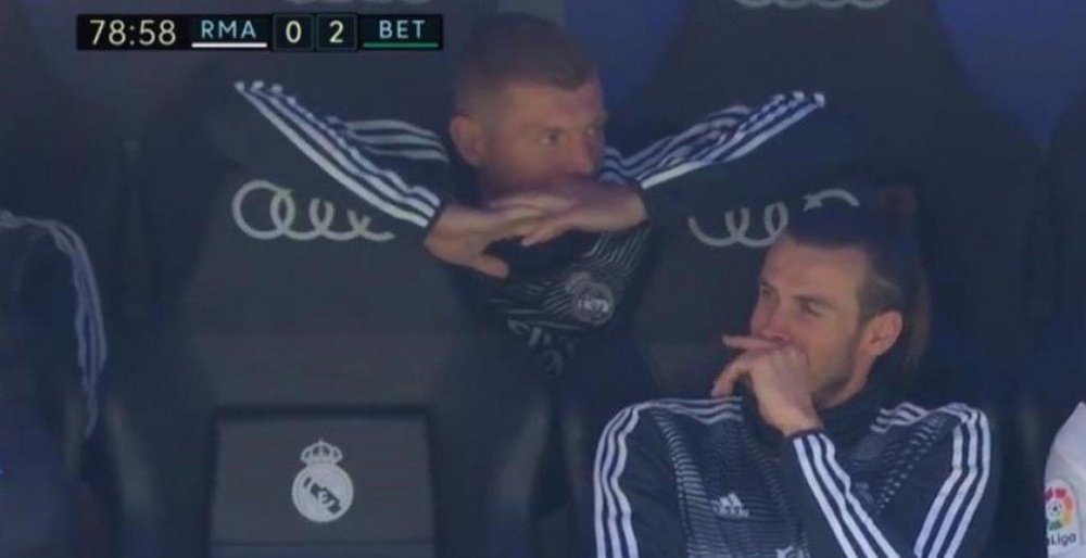 Algo hacía mucha gracia a Bale y Kroos en el banquillo. Captura/beINSports