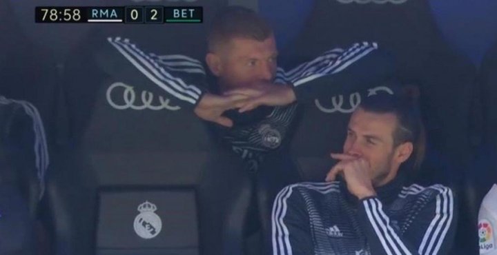 Algo hizo bastante gracia a Bale y Kroos en el banquillo