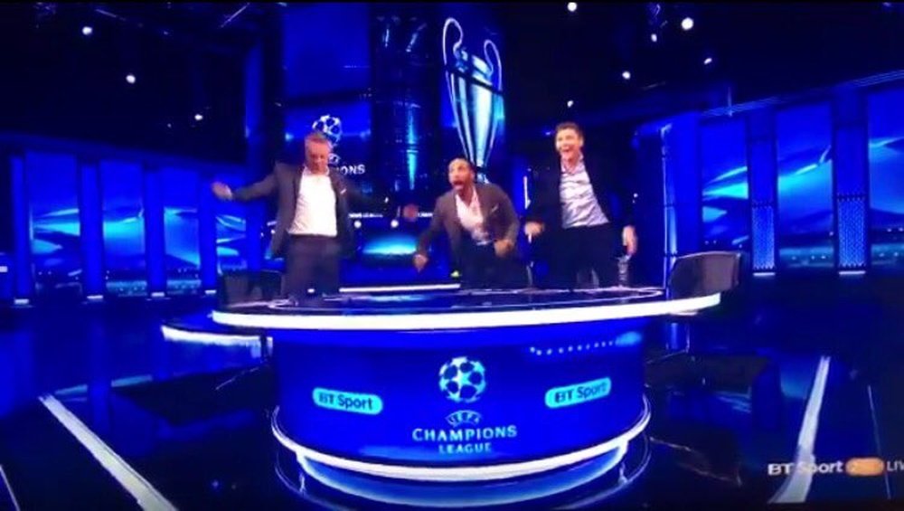 Gary Lineker, Steven Gerrard, Rio Ferdinand and Michael Owen celebrated Barca's 6-1. Twitter