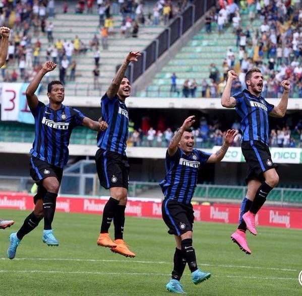 Gary Medel, junto a otros jugadores del Inter, celebrando un gol. Twitter.